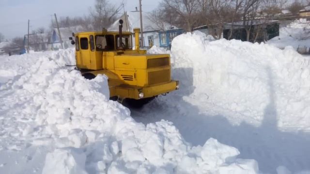 К-700 пробивает сугроб, чистит снег! Эпичное видео! К-700 зверь машина.