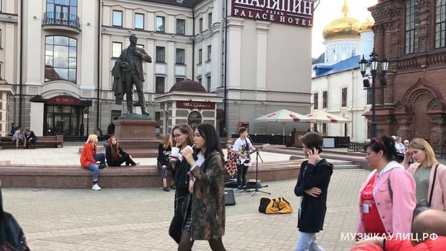 Красивый голос и веселая зебра танцует в центре Казани - Музыка улиц