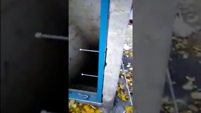 Установка дверей в погреб, стены из шлакоблока.