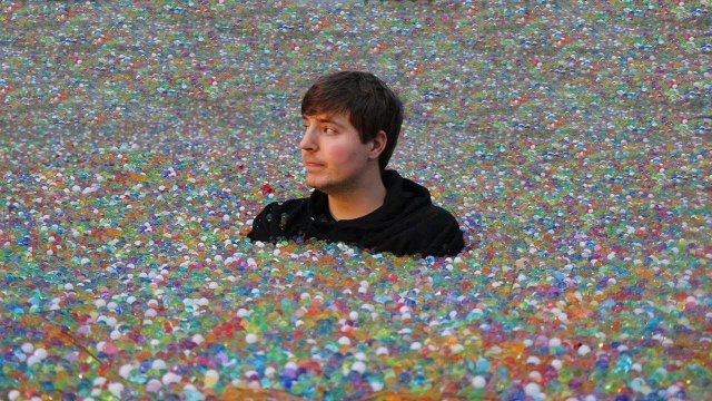 Наполнил Задний Двор Друга 100 Миллионами Орбиз I MrBeast