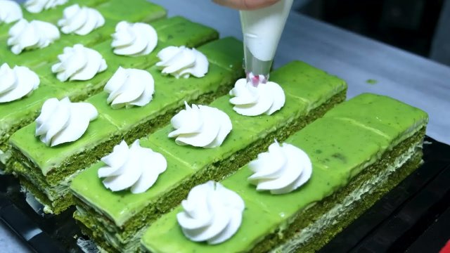 В этой пекарне есть все / Пирожные - Трескучие Лепешки - Эклеры | Турецкая Уличная еда