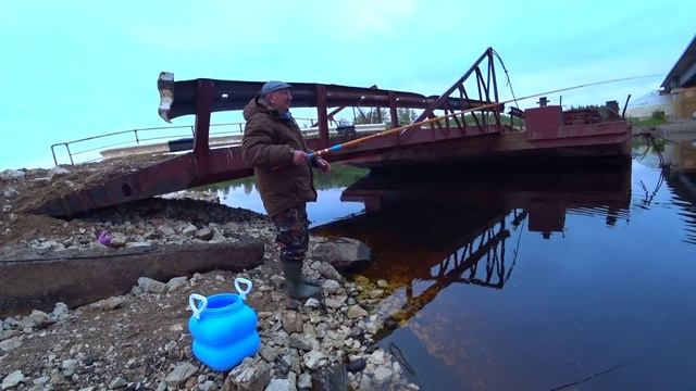 Супер рыбалка! Рыбачим с отцом. Жареная картошечка на сале.