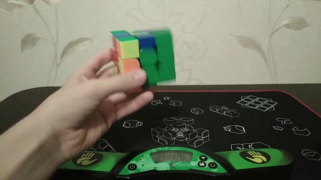 Сборка кубика Рубика одной рукой на время.