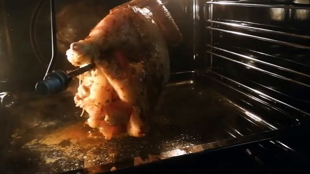 Курица на вертеле в духовке. Как закрепить курицу на вертеле.