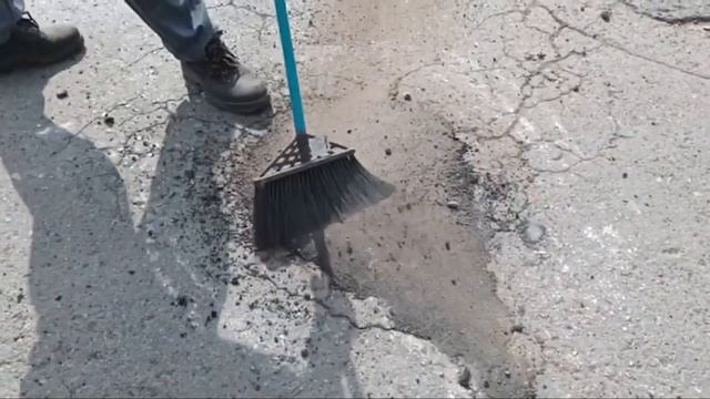 Как заделать ямы своими руками легко и просто! Ямочный ремонт асфальта