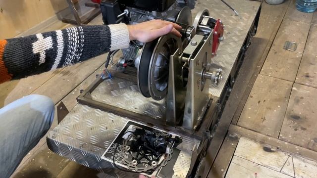 Дисковый тормоз на мотобуксировщике/ установка