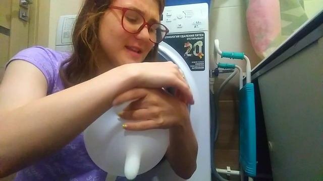 Дарья Кожанова. Эксперимент. Максимальный размер латексной перчатки. Надувание перчатки.