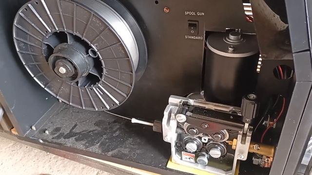 Четырех роликовое подающее на Decapower Xtramig 200( 4 roll feeder on Decapower xtramig 200)