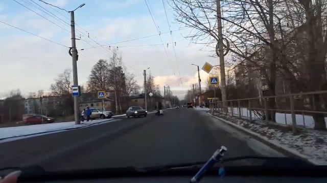 Разворот на узкой дороге в ограниченном пространстве