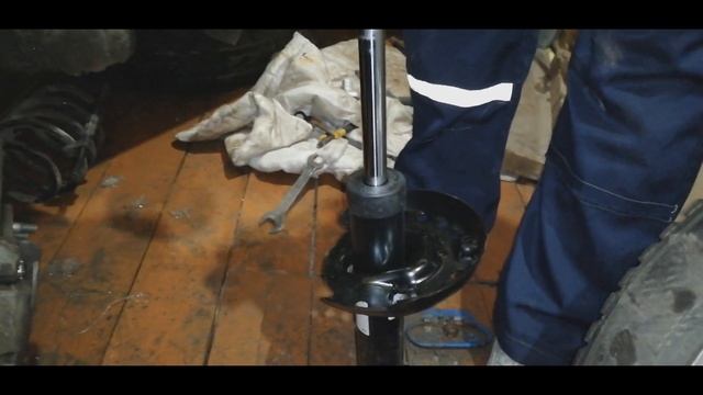 Как поменять передние стойки на Киа спортейдж 2010г (амортизаторы)