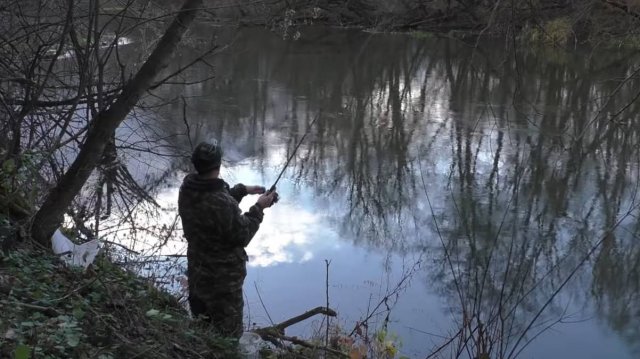 Рыбалка на донку в ноябре на реке, ловля плотвы.