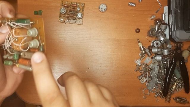 Осциллограф С1-68 порадовал содержимым. Много КМ конденсаторов.
