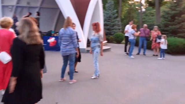 А Я РЕВНУЮ ТЕБЯ! ТАНЦЫ В ПАРКЕ ГОРЬКОГО ХАРЬКОВ.mp4