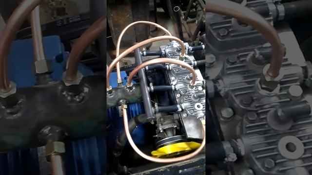 Компрессор из ДВС .ВАЗ 2106 и головок компрессора  ПАЗ .производительностью 1300 литров в минуту .