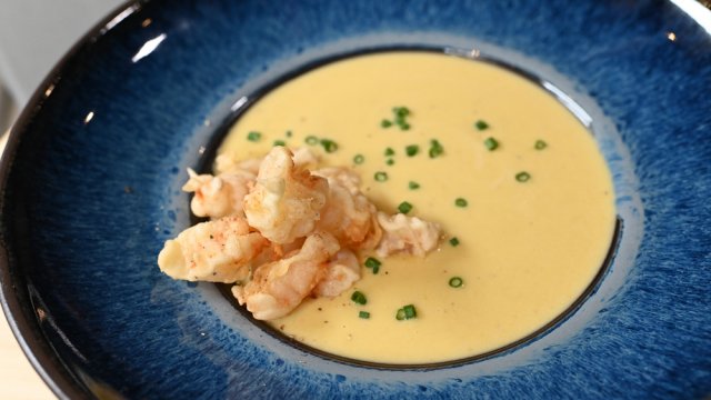 Тыквенный суп с попкорном из креветок. Закуска из огурцов в укропно-чесночном масле