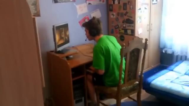 До чего доводит CS, чел выкинул монитор за окно : DD