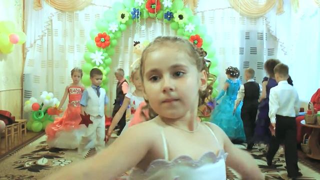 Танец на выпускном 2013.Автор танца Валерия Вержакова .Муз .рук. Вивтинець А..В.