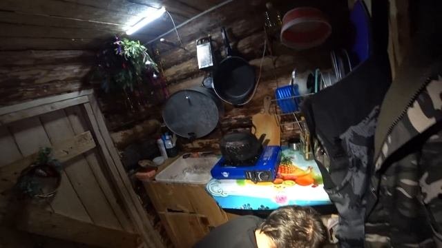 Лесная избушка у опушки приютила и обогрела | Заготовили дров |Вкуснейшие таежные пельмени
