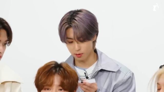 [Русская озвучка by Ayka] Stray Kids играют в "Правду или действие" | Teen Vogue