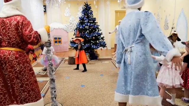 «Шел веселый Дед Мороз»  Важно поднял красный нос Песня про Деда Мороза для самых маленьких