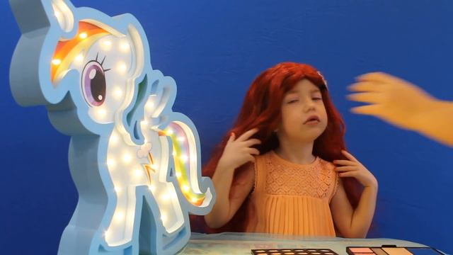 Превращение в русалочку. Маленькая русалочка. Красивый хвост русалки. Макияж для девочки. mermaid