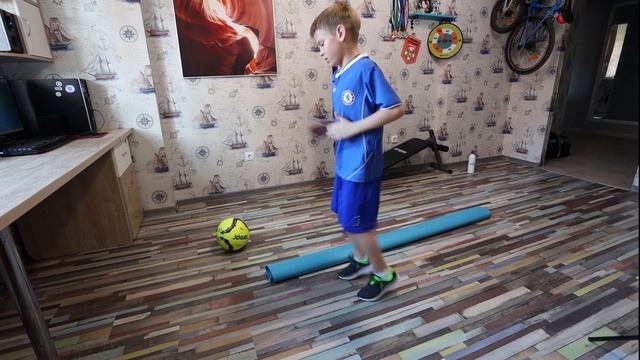Футбольная тренировка для детей дома | Football Training Challenge at home | День 1