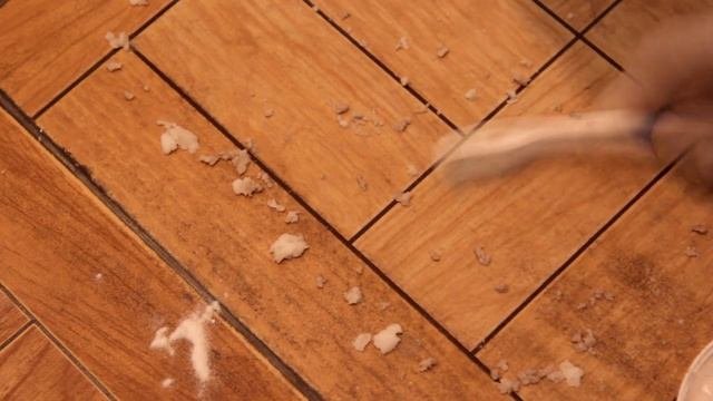 как очистить плитку от разводов затирки