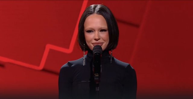 Инстасамка выступила в шоу «Голос», где Полина Гагарина обещала ее придушить
