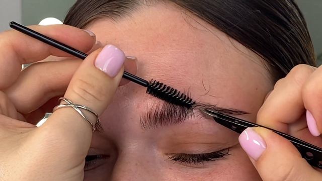 Прореживание бровей и окрашивание красителем Loca