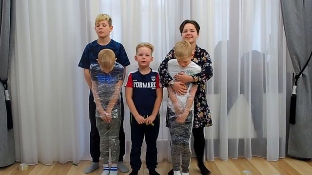 ЧЕЛЛЕНДЖ замотай скотчем бумагой и веревкой БЛИЗНЕЦОВ