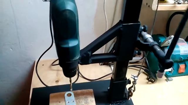 Сверлильный станок из дрели.