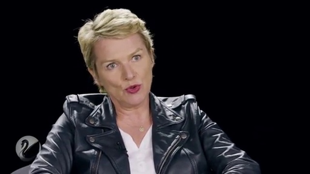 Réaction d'Élise Lucet lorsqu'on lui évoque la bombe "viols d'enfants la fin du silence"