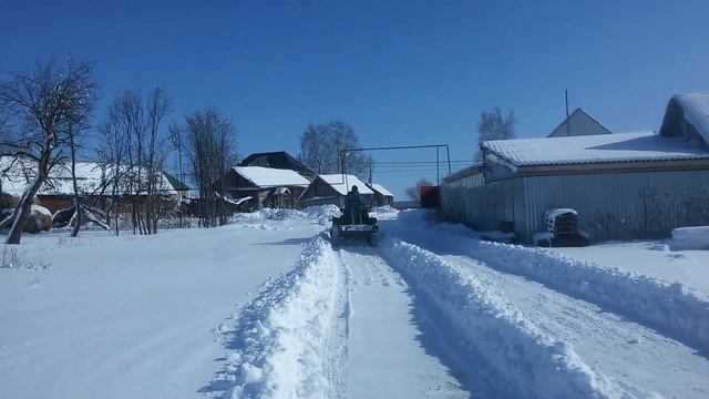 Чистка снега самодельным минитрактором.