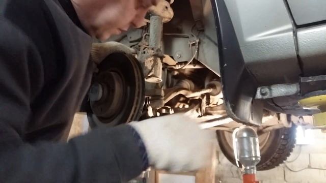 Лада Ларгус. Замена шаровой опоры.