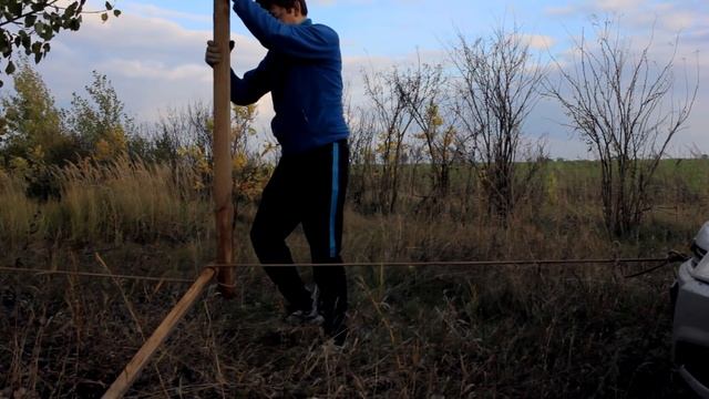 Ручная лебедка. Как вытянуть авто из грязи одному? Лебедка из веток.