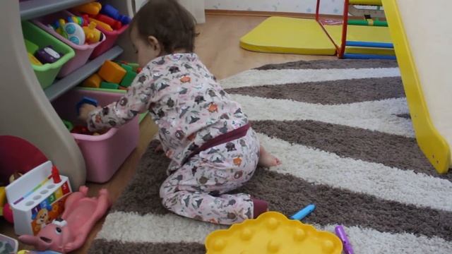 VLOG Алиса впервые съехала с горки. Настя и Катя едут с моря.