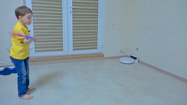 8 марта: Подарок для сестры в гигантском яйце с игрушками // Твиксики