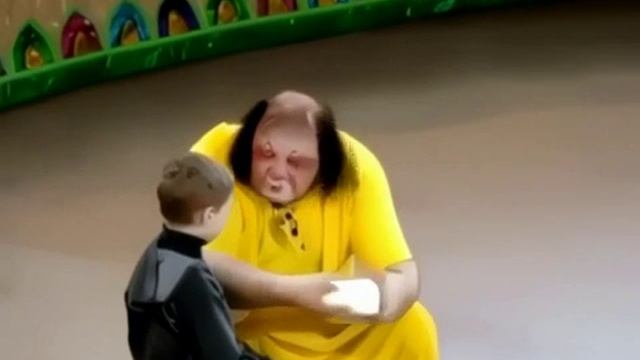 клоун и мальчик в цирке