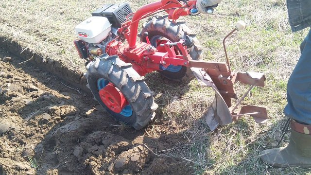 Мотоблок МТЗ пашет, как ножом режет масло! Это самый крутой мотоблок для работы с плугом!