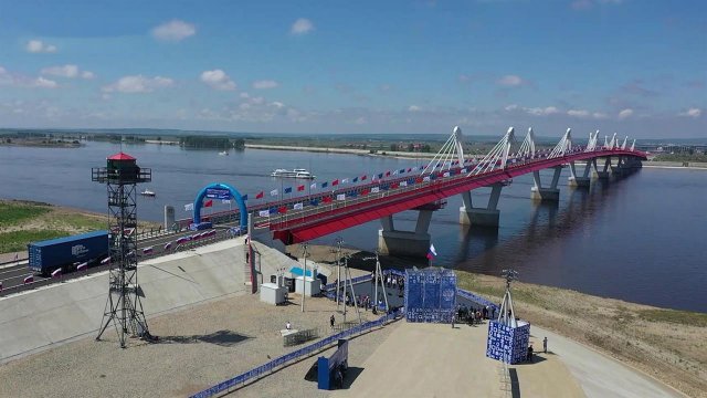 Первый автомобильный мост связал российский Благовещенск и китайский Хэйхэ