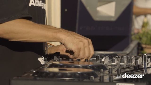 Bob Sinclar mixe par surprise sur un balcon parisien | Deezer Session