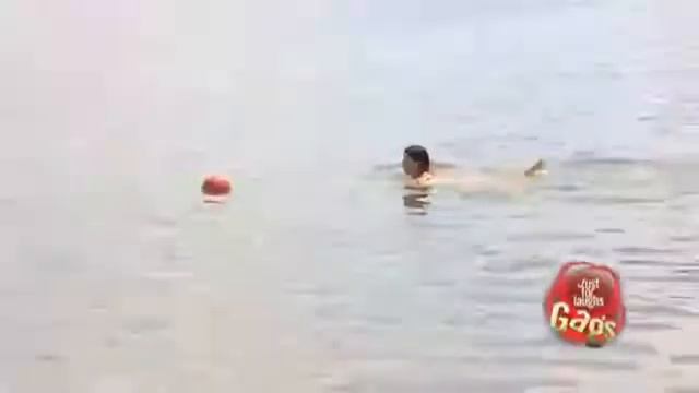 Скрытая камера  Тетя, подайте мячик, а то там крокодил