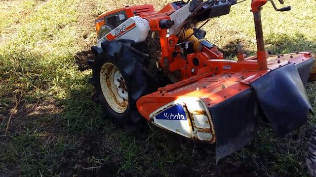 Японский тяжелый дизельный мотоблок или мотокультиватор Kubota K1-8 с контролем горизонта вспашки.