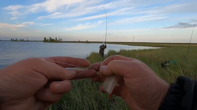 НА РЫБАЛКУ К ГОРБАЧАМ ВСЁ ТАКИ ПОПАЛИ, ХОТЬ И БЛУДИЛИ ВСЮ НОЧЬ)! ЯМАЛЬСКОЕ ОЗЕРО ДАЖЕ ЩУКУ ПОДАРИЛО