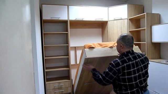 Кровать с вертикальным подъемным механизмом