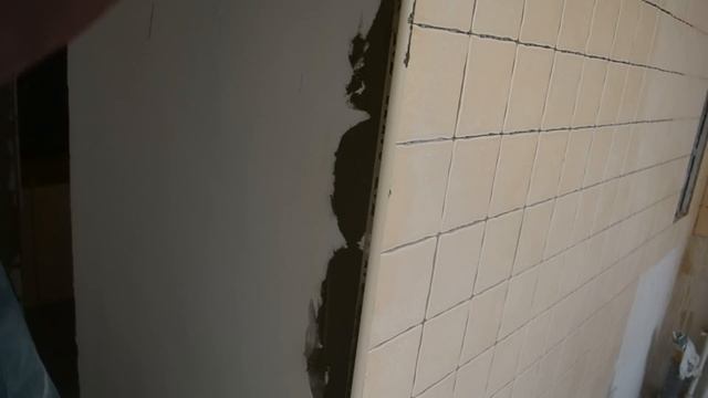 установка пластмассового уголка для наружного угла на плитке