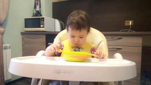 Ребенок Кушает Самостоятельно. Как Научить Ребенка Кушать Ложкой.