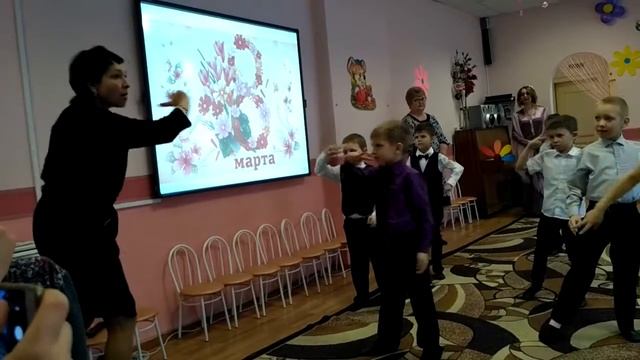 8 марта. Музыкальный руководитель отжигает вместе с детьми.