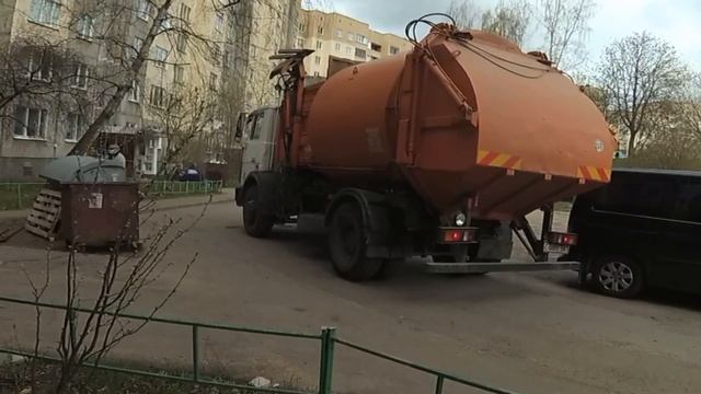 Мусоровоз на загрузке мусора. Сможет ли забрать 100 контейнеров мусора?
