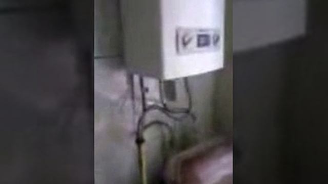 Шумит колонка